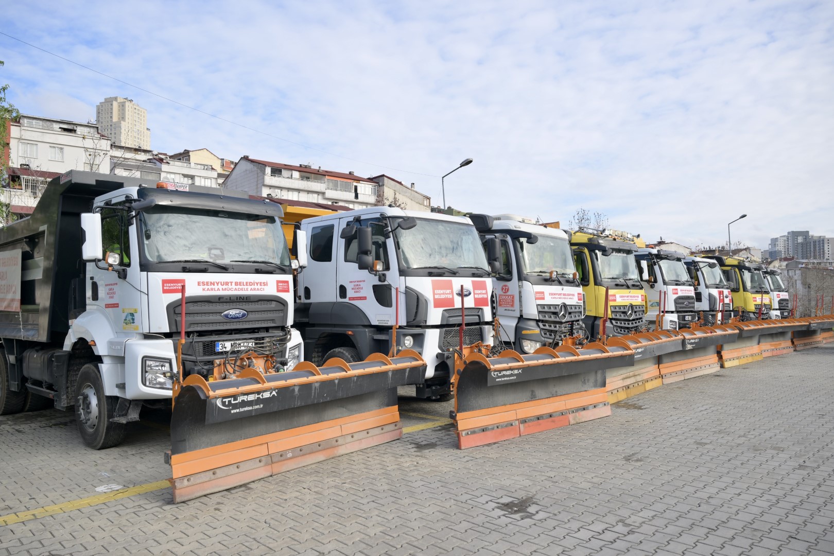 Esenyurt Belediyesi Karla Mücadeleye Hazır Esenyurt’ta Karla Mücadele Çalışmalarında 900 Personel 110 Araç Görev Alacak!