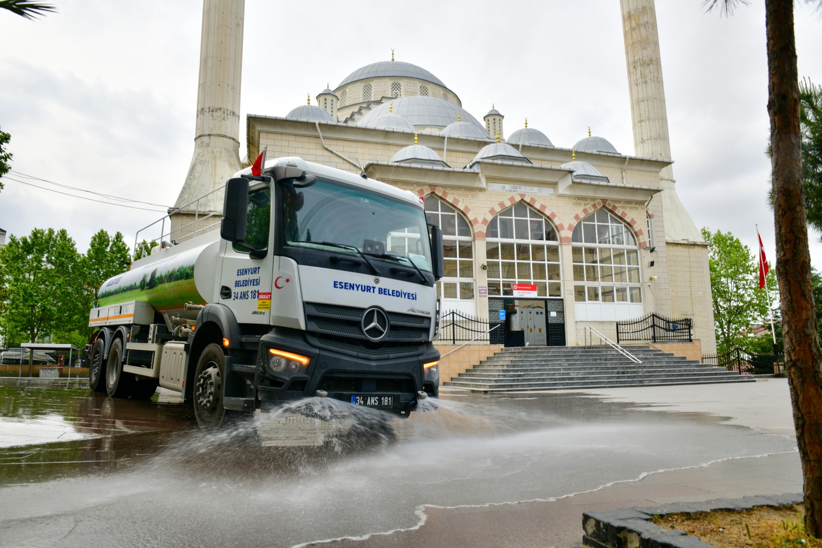 Esenyurt’ta Bayram Öncesi Kapsamlı Temizlik Seferberliği