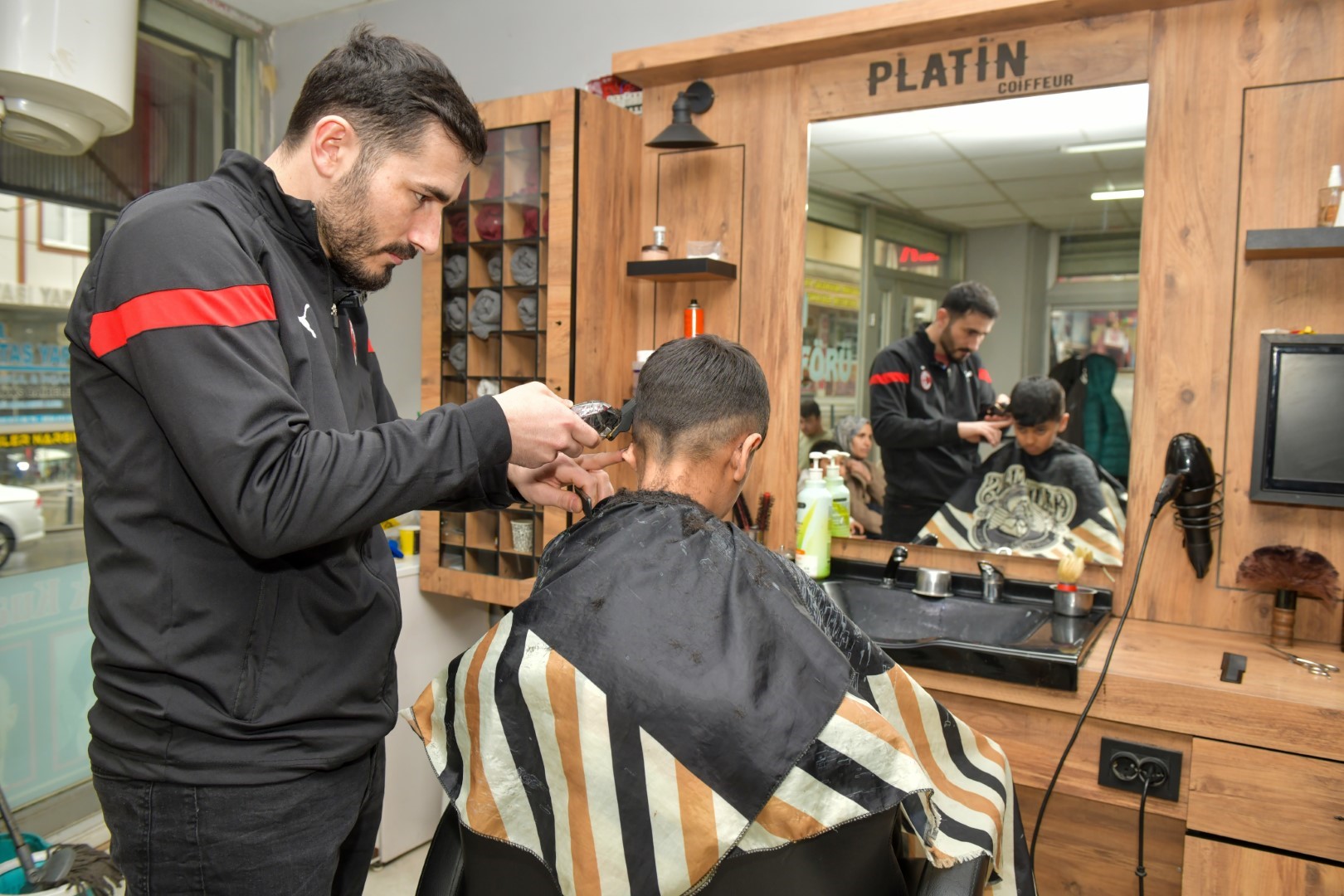 Esenyurt Belediyesinden Yetim Çocuklara Ücretsiz Berberlik Hizmeti!